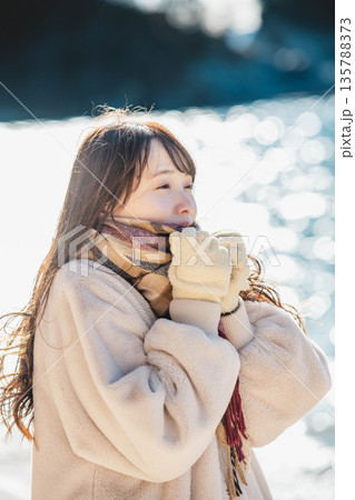 海辺に立つ女性 135788373