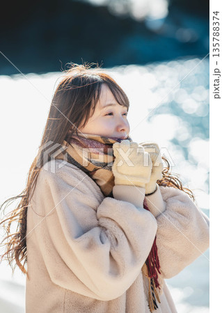 海辺に立つ女性 135788374
