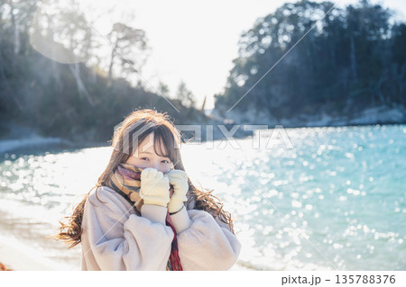 海辺に立つ女性 135788376