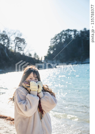 海辺に立つ女性 135788377