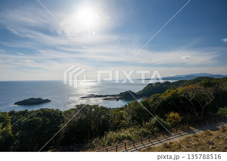 海沿いの道と遠くに見える海 海沿いの道と遠くに見える海 135788516