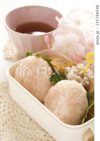春のおむすびお弁当 135788546