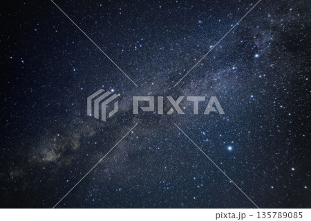夏の大三角を横切る天の川 135789085