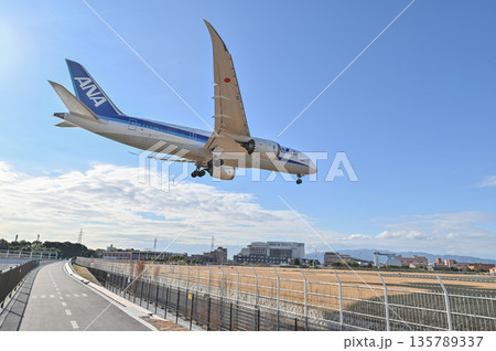【大阪・豊中】伊丹空港で離着陸する飛行機。とてもかっこよく、いつ見てもワクワクどきどきします。 135789337