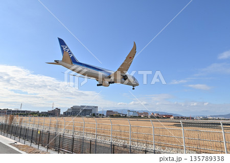 【大阪・豊中】伊丹空港で離着陸する飛行機。とてもかっこよく、いつ見てもワクワクどきどきします。 135789338