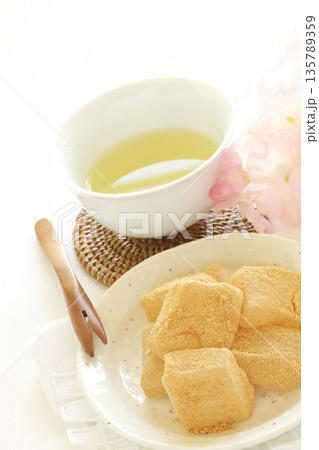 きなこもちと緑茶 きなこもちと緑茶 135789359