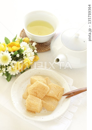 きなこもちと緑茶 きなこもちと緑茶 135789364
