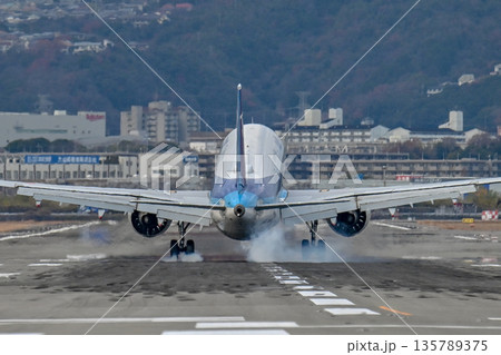 【大阪・豊中】伊丹空港で離着陸する飛行機。とてもかっこよく、いつ見てもワクワクどきどきします。 135789375