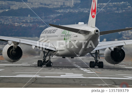 【大阪・豊中】伊丹空港で離着陸する飛行機。とてもかっこよく、いつ見てもワクワクどきどきします。 【大阪・豊中】伊丹空港で離着陸する飛行機。とてもかっこよく、いつ見てもワクワクどきどきします。 135789379