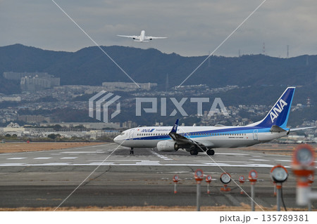 【大阪・豊中】伊丹空港で離着陸する飛行機。とてもかっこよく、いつ見てもワクワクどきどきします。 【大阪・豊中】伊丹空港で離着陸する飛行機。とてもかっこよく、いつ見てもワクワクどきどきします。 135789381