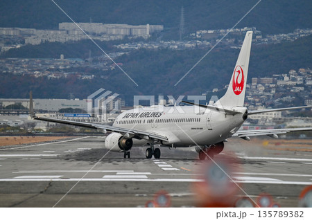 【大阪・豊中】伊丹空港で離着陸する飛行機。とてもかっこよく、いつ見てもワクワクどきどきします。 【大阪・豊中】伊丹空港で離着陸する飛行機。とてもかっこよく、いつ見てもワクワクどきどきします。 135789382