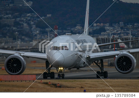 【大阪・豊中】伊丹空港で離着陸する飛行機。とてもかっこよく、いつ見てもワクワクどきどきします。 【大阪・豊中】伊丹空港で離着陸する飛行機。とてもかっこよく、いつ見てもワクワクどきどきします。 135789384
