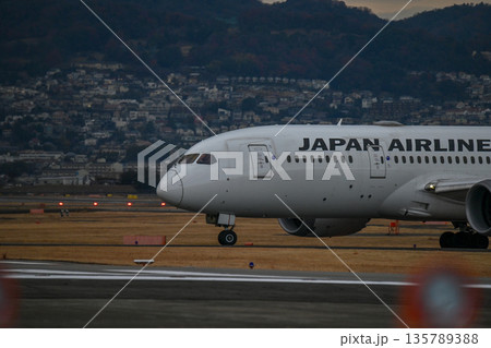 【大阪・豊中】伊丹空港で離着陸する飛行機。とてもかっこよく、いつ見てもワクワクどきどきします。 【大阪・豊中】伊丹空港で離着陸する飛行機。とてもかっこよく、いつ見てもワクワクどきどきします。 135789388