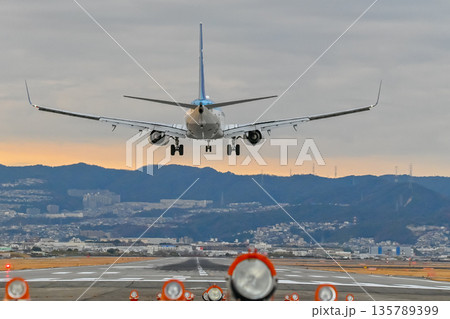【大阪・豊中】伊丹空港で離着陸する飛行機。とてもかっこよく、いつ見てもワクワクどきどきします。 135789399