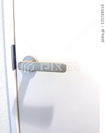 住宅の室内ドアの取っ手 135789519