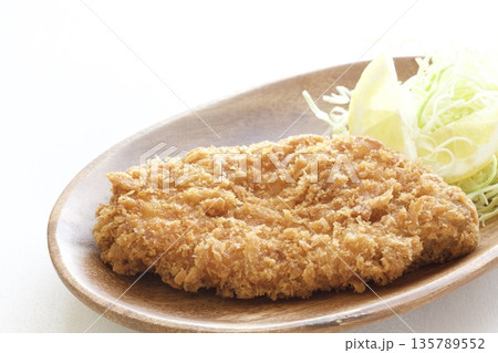 とんかつと千切りキャベツ とんかつと千切りキャベツ 135789552