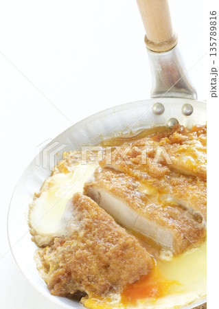 カツ丼の調理 135789816