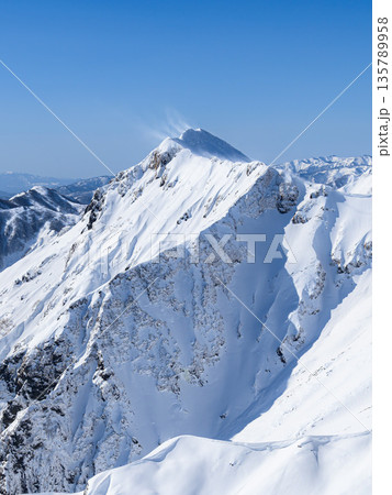 厳冬期の谷川岳天神尾根から見る谷川連峰主稜線 135789958