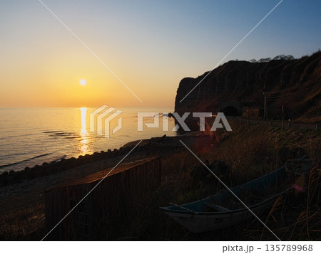春の北海道爾志郡乙部町　館の岬駐車場から夕日と東洋のグランドキャニオンと言われる断崖を臨む 135789968