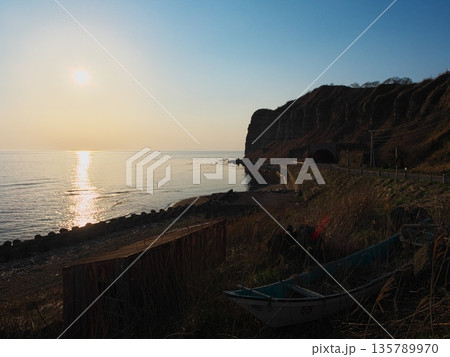 春の北海道爾志郡乙部町　館の岬駐車場から夕日と東洋のグランドキャニオンと言われる断崖を臨む 135789970