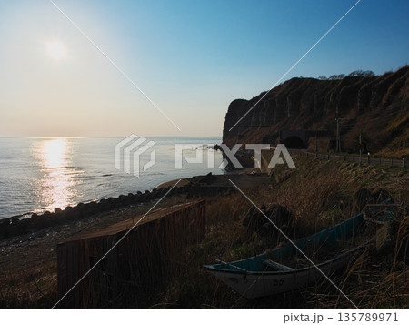 春の北海道爾志郡乙部町　館の岬駐車場から夕日と東洋のグランドキャニオンと言われる断崖を臨む 135789971