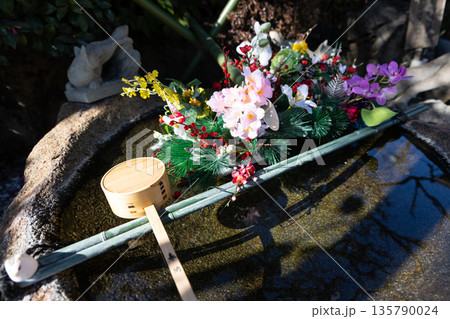 手水舎と花 手水舎と花 135790024