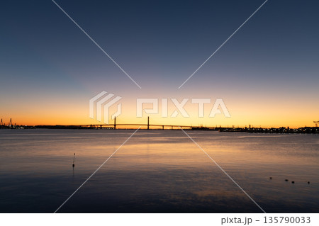 朝焼けに染まるベイブリッジ 135790033