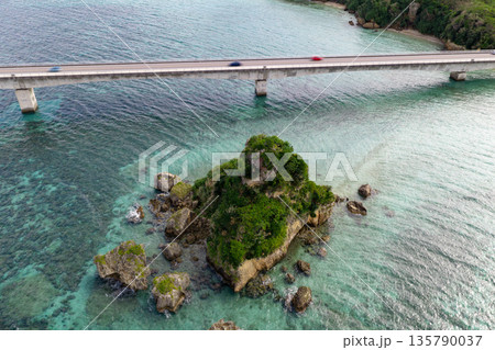 古宇利大橋とカエル島(ドローンによる空撮) 古宇利大橋とカエル島(ドローンによる空撮) 135790037
