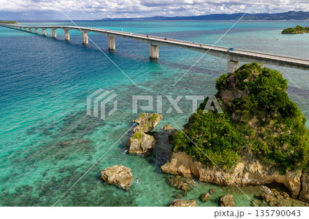 古宇利大橋とカエル島（ドローンによる空撮） 135790043