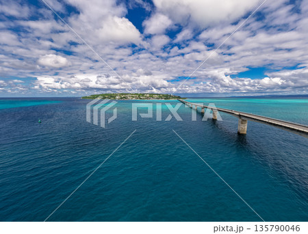 古宇利島と古宇利大橋（ドローンによる空撮） 135790046