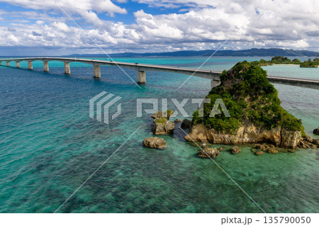 古宇利大橋とカエル島（ドローンによる空撮） 135790050
