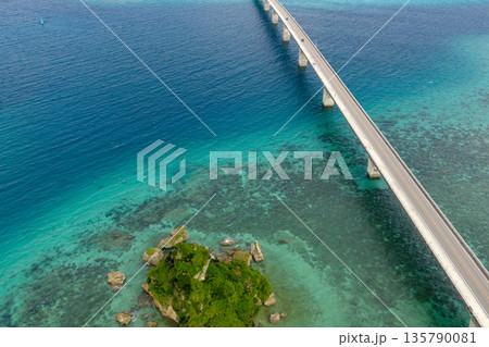 古宇利大橋とカエル島（ドローンによる空撮） 135790081