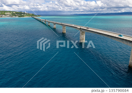 古宇利島と古宇利大橋(ドローンによる空撮) 古宇利島と古宇利大橋(ドローンによる空撮) 135790084