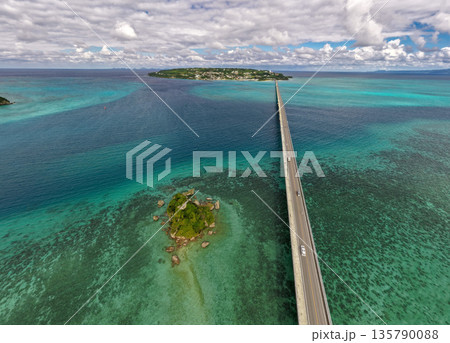 カエル島上空から望む古宇利島（ドローンによる空撮） 135790088
