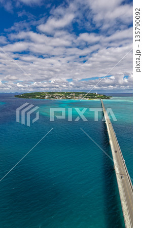古宇利島と古宇利大橋(ドローンによる空撮) 古宇利島と古宇利大橋(ドローンによる空撮) 135790092