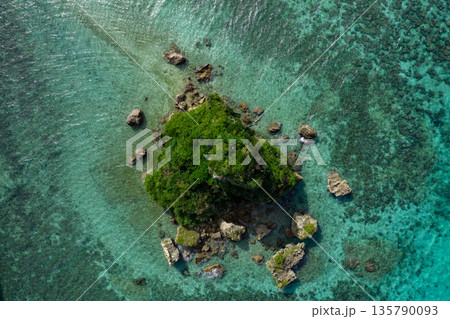 カエル島上空(ドローンによる空撮) カエル島上空(ドローンによる空撮) 135790093