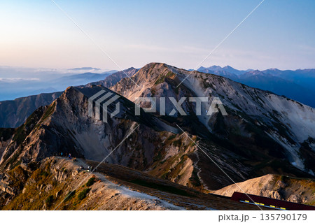 白馬岳から見る早朝の白馬鑓ヶ岳と杓子岳（モルゲンロート）　北アルプス白馬岳～雪倉岳縦走登山 135790179