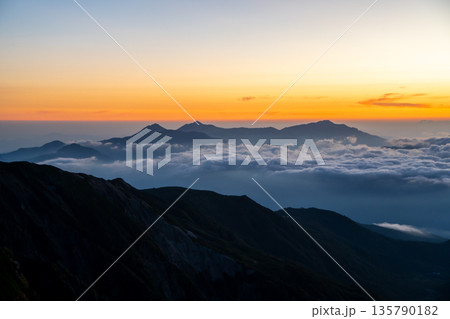 白馬岳から見るマジックアワーの頸城三山（焼山、火打山、妙高山）　北アルプス白馬岳～雪倉岳縦走登山 135790182