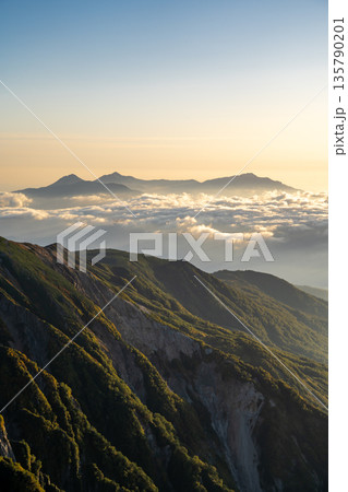 白馬岳から見るモルゲンロートの頸城三山(焼山、火打山、妙高山) 北アルプス白馬岳~雪倉岳縦走登山 白馬岳から見るモルゲンロートの頸城三山(焼山、火打山、妙高山) 北アルプス白馬岳~雪倉岳縦走登山 135790201