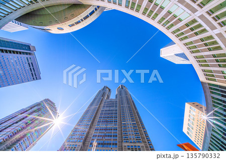 日本の東京都市景観 東京都庁や太陽光、オフィスビル群などを望む…希望の光…=令和8年1月25日 日本の東京都市景観 東京都庁や太陽光、オフィスビル群などを望む…希望の光…=令和8年1月25日 135790332