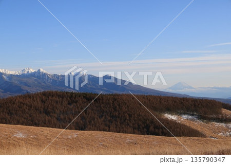 冬の晴れた日の高原と雪化粧した山 135790347