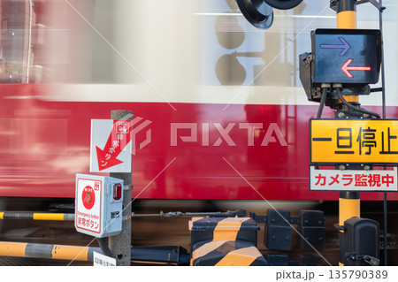 鉄道の踏切 135790389