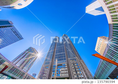 日本の東京都市景観 東京都庁や太陽光、摩天楼などを望む…、希望の光…=令和8年1月25日 日本の東京都市景観 東京都庁や太陽光、摩天楼などを望む…、希望の光…=令和8年1月25日 135790394