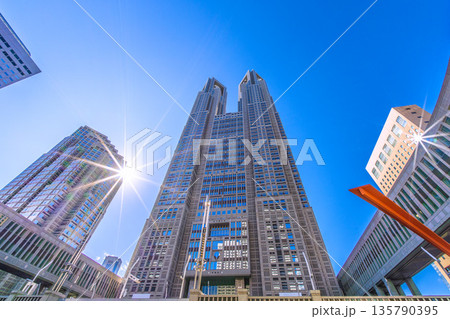 日本の東京都市景観 東京都庁や太陽光、ビジネス街などを望む…希望の光…＝令和8年1月25日 135790395