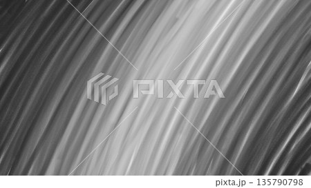 モノクロの抽象ストローク背景・白黒の流れる筆致テクスチャ 135790798