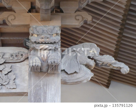 寺社建築を彩る伝統的な木彫刻。柱を飾る獅子と象の「木鼻」と職人の技が光る精巧な意匠 135791120