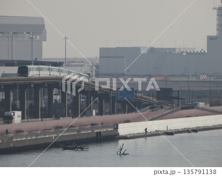 多摩川スカイブリッジから望む東京モノレールと羽田空港の格納庫群 多摩川スカイブリッジから望む東京モノレールと羽田空港の格納庫群 135791138
