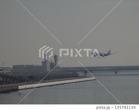 多摩川河口の上空を低空飛行で着陸態勢に入るITAエアウェイズの旅客機 多摩川河口の上空を低空飛行で着陸態勢に入るITAエアウェイズの旅客機 135791139