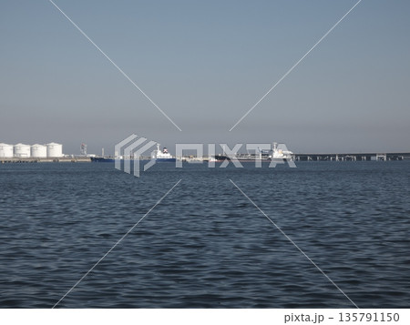 川崎浮島の貯蔵タンク群と羽田空港D滑走路を望む東京湾の船舶風景 135791150
