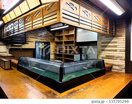 レトロで昔ながらのすし屋のカウンター レトロで昔ながらのすし屋のカウンター 135791299